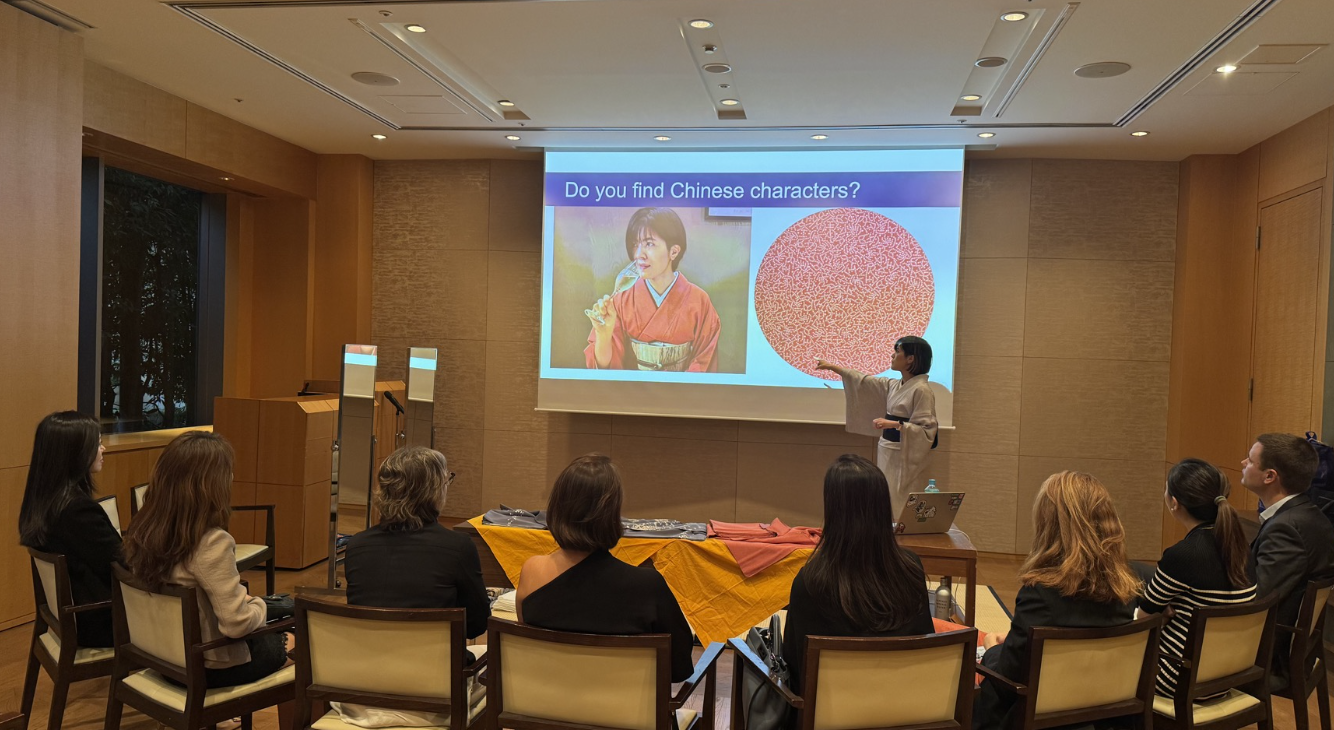 着物の意匠について、スクリーンを使い参加者に説明する講演の様子